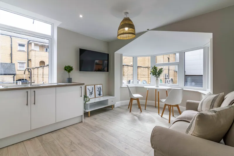 Luxury 1 Bedroom Apartment // 2026/7 - Image 4